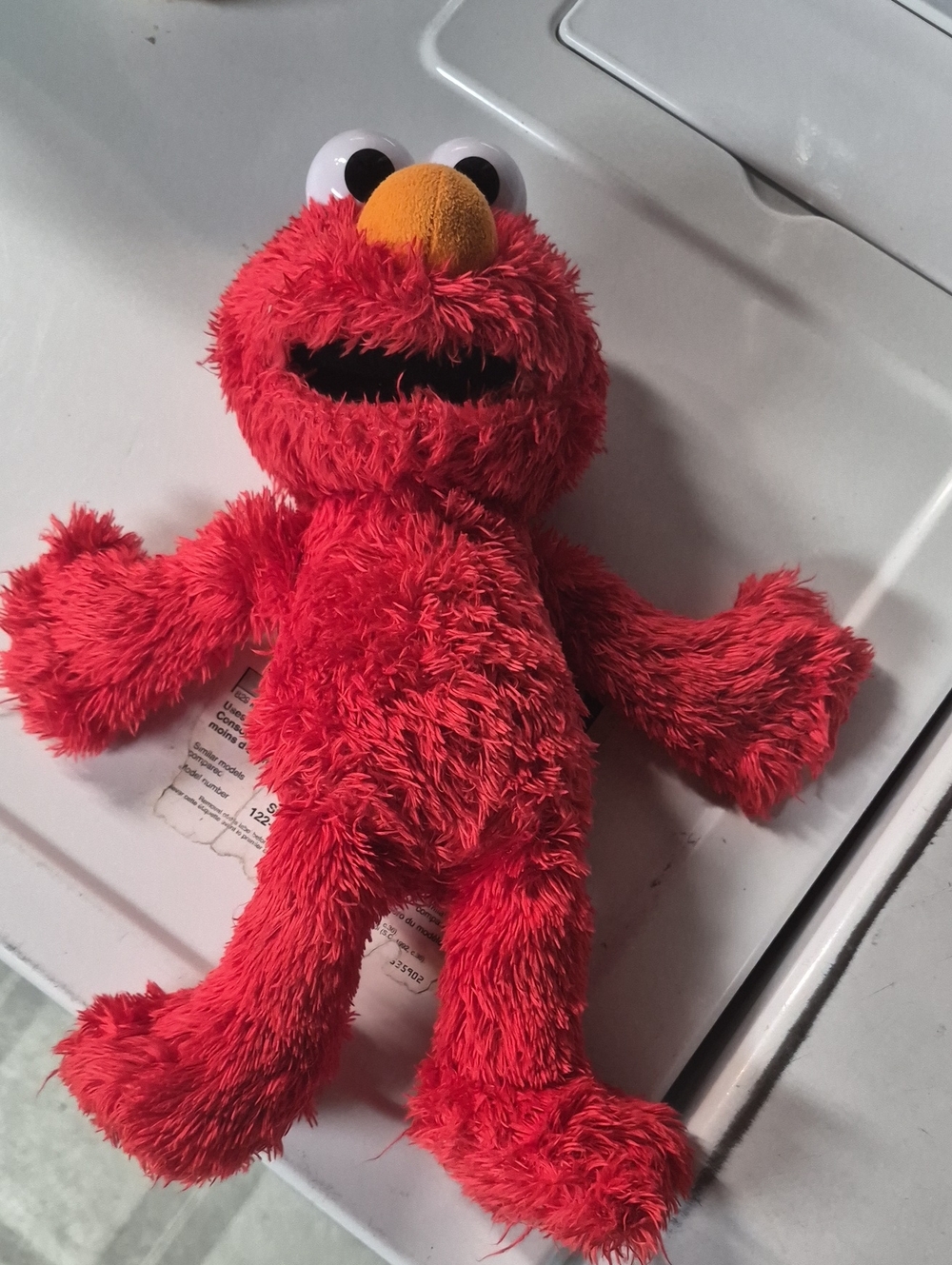 2016 Hasbro Sesame Street Tickle Me Elmo Plush C0923